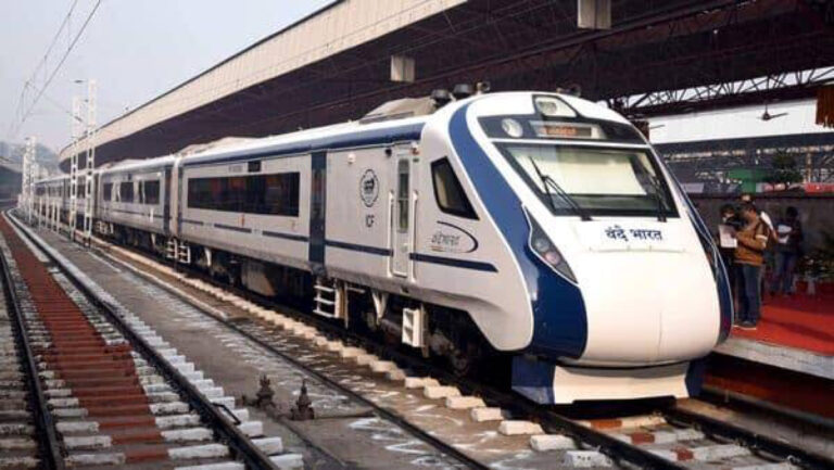 Read more about the article रेलवे का सफर हुआ आसान, कुछ ही महीना में ट्रैक पर उतरेगी 10 नई वंदे भारत